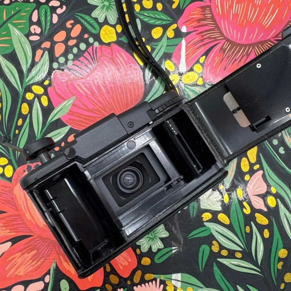 Olympus XA2 35mm Film Camera D.Zuiko 35mm f3.5 Lens Black Compact